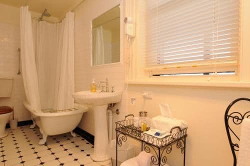 Deluxe Queen Room - White
