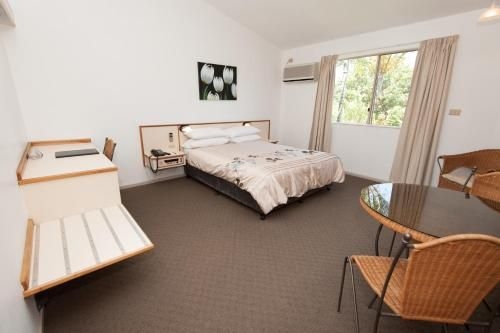 Country Comfort Gin Gin Wild Scotsman Motor Inn2