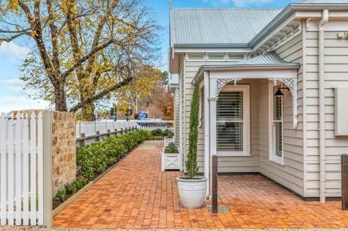 Grandview Accommodation - The Elm Tree Apartments0