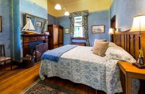 Queen Room with Fireplace