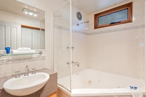 Deluxe Spa Cabin