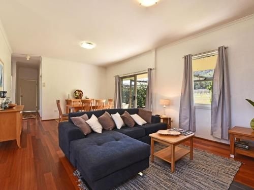 Somerville Wines Farmstay in Broke, super cute house on working farm. Walk for miles0