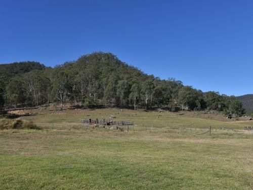 Somerville Wines Farmstay in Broke, super cute house on working farm. Walk for miles2