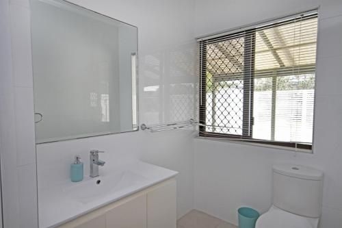 6 Petrie Ave, Marcoola, Pet Friendly, Linen supplied (6 Petrie Ave, Marcoola, Pet Friendly, Linen Supplied)4