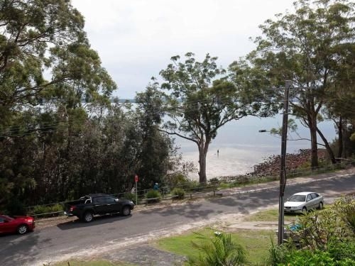 Baggies on Dutchies', 9 Burbong Street - large house with aircon, boat parking & waterviews (Baggies on Dutchies', 9 Burbong Street - Large House with Aircon, Boat Parking & Waterviews)0