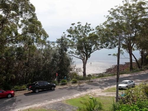 Baggies on Dutchies', 9 Burbong Street - large house with aircon, boat parking & waterviews (Baggies on Dutchies', 9 Burbong Street - Large House with Aircon, Boat Parking & Waterviews)1