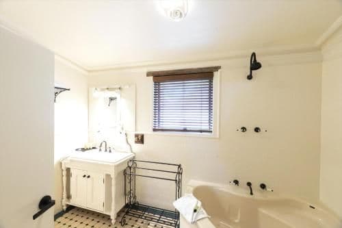 Queen Suite with Spa Bath