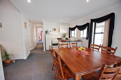 Serenity Grove Cottage Accommodation1