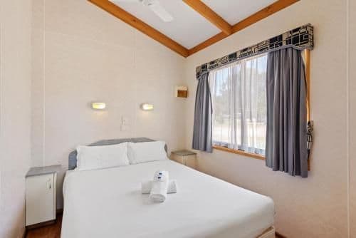 Deluxe 2 Bedroom Waterfront Cabin - Sleeps 6