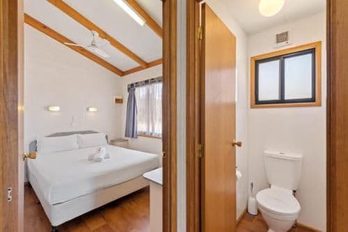 Deluxe 2 Bedroom Waterfront Cabin - Sleeps 6
