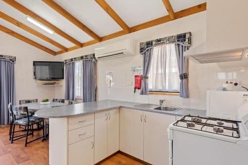 Deluxe 2 Bedroom Waterfront Cabin - Sleeps 6