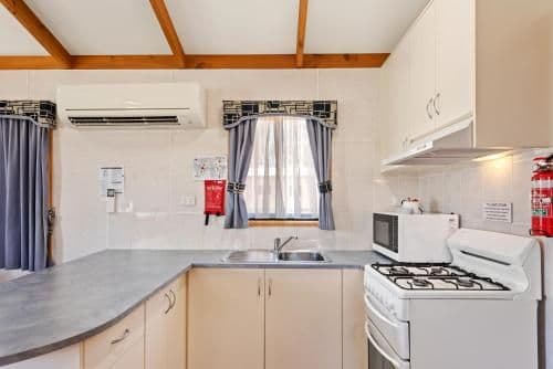 Deluxe 2 Bedroom Waterfront Cabin - Sleeps 6