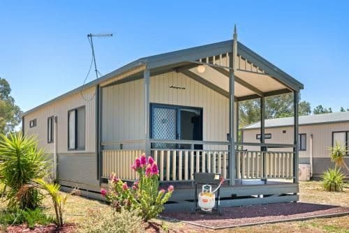Deluxe 2 Bedroom Waterfront Cabin - Sleeps 6