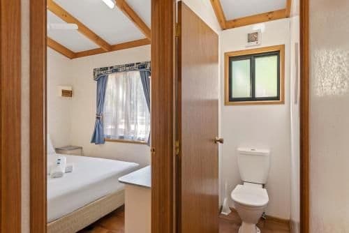 Deluxe 3 Bedroom Waterfront Cabin