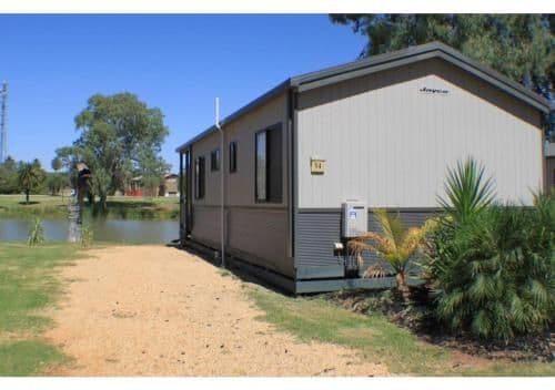 Deluxe 2 Bedroom Waterfront Cabin - Sleeps 4