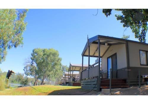 Deluxe 2 Bedroom Waterfront Cabin - Sleeps 4