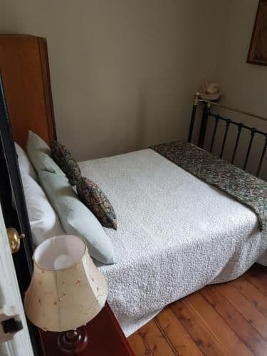 Standard Queen Room with Shared Bathroom