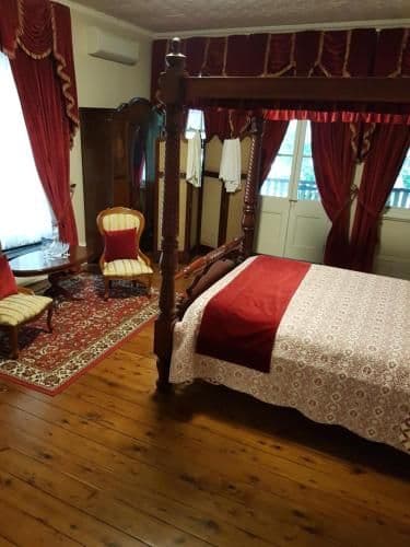 Superior Queen Room with Shared Bathroom