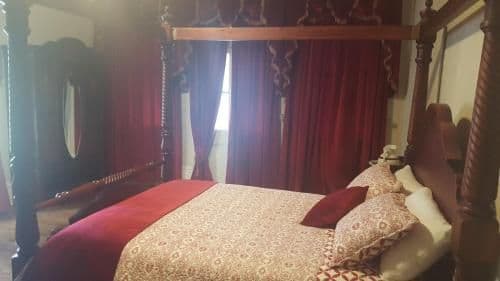 Superior Queen Room with Shared Bathroom