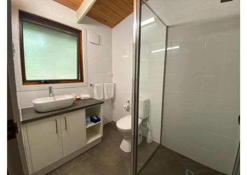 Two-Bedroom Cottage with Queen Bed & Two Singles