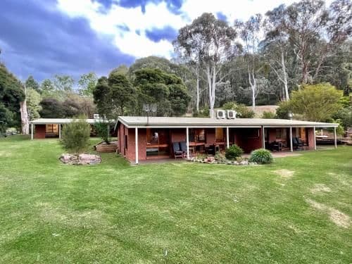 Two-Bedroom Cottage with Queen Bed & Two Singles