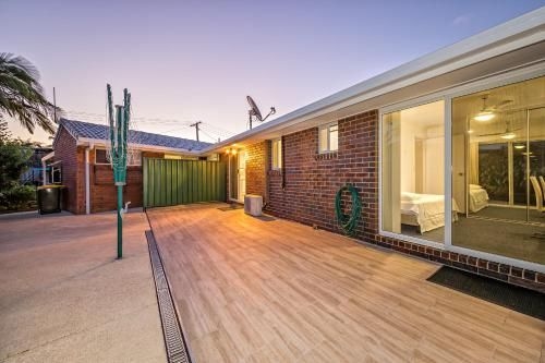 Woorim Secluded Palms Cottage1