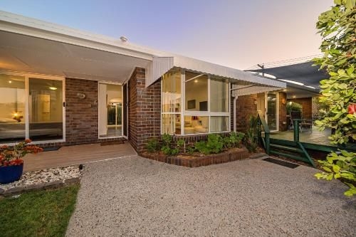 Woorim Secluded Palms Cottage0