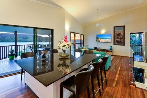 Newly Beautfully Renovated 16 The Casuarina - 3 Bedroom House With 180 Degree Ocean Views3
