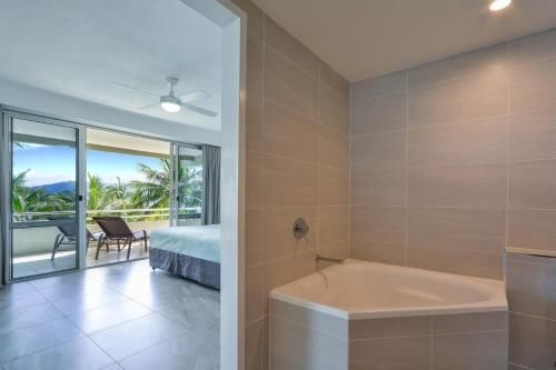 POINCIANA 101 HAMILTON ISLAND CENTRALLY LOCATED 3 BEDROOM, plus BUGGY!! (Poinciana 101 Hamilton Island Centrally Located 3 Bedroom, plus Buggy!!)4