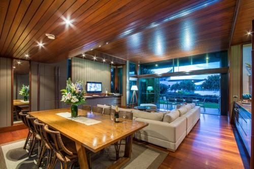 The Blue Marlin Yacht Club Villa 6 On Hamilton Island1
