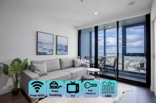 Skyline seaview 2BR with CARPARK&POOL&GYM At Crown0
