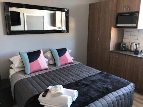 Queen Studio with Ensuite Bathroom