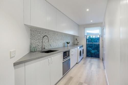 Beachside luxury, Sunrise Beach (Beachside luxury Sunrise Beach)3