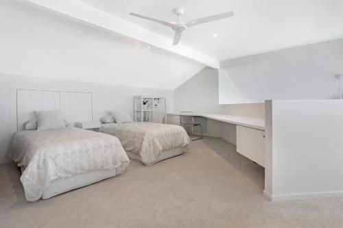 Beachside luxury, Sunrise Beach (Beachside luxury Sunrise Beach)4