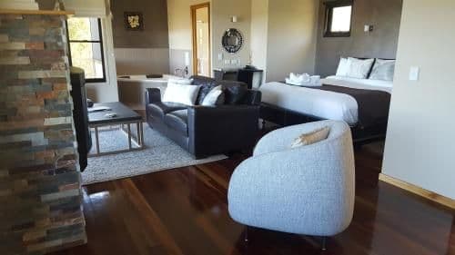 Studio Cottage - Black Cockatoo