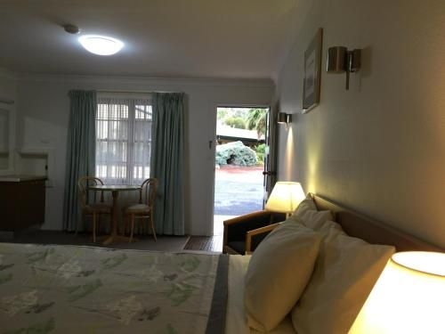 Ten Dollar Town Motel3