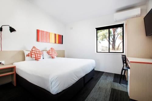 Villawood Hotel0