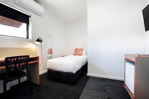 Villawood Hotel4