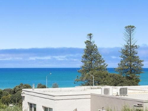 SURF CENTRAL - Wifi double garage & smack bang in the middle of town3