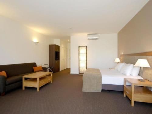 Peninsula Spa Suite