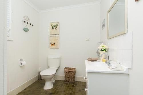 Stoneleigh One-Bedroom Cottage - 2