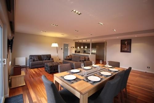 Sunny 3 Bedroom Apartment in Sandy Bay0