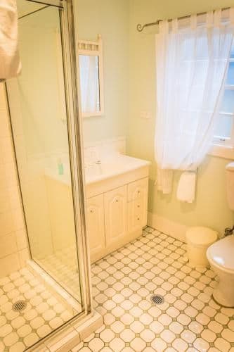 Apple Blossom Three- Bedroom Cottage