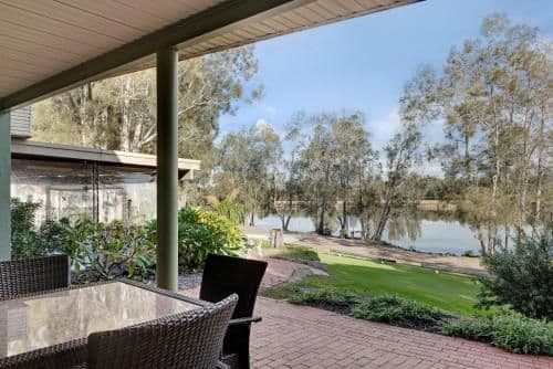 Deluxe 1 Bedroom Riverview Apartment