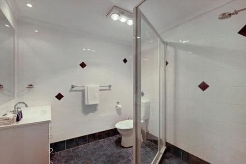 Deluxe 1 Bedroom Riverview Apartment