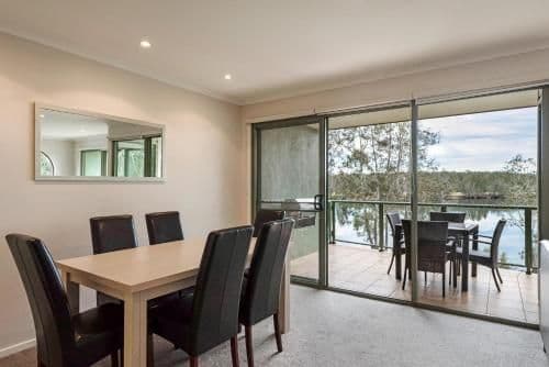 Deluxe 2 Bedroom Riverview Apartment