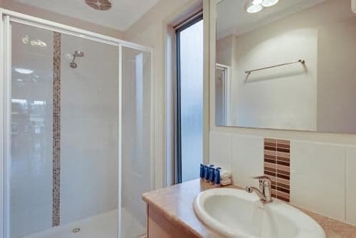 Deluxe 2 Bedroom Riverfront Cabin