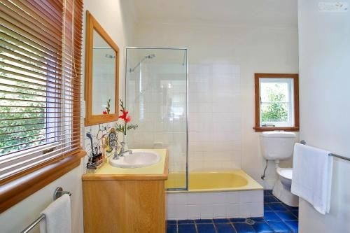 Stonewall Cottage for two with Fireplace4