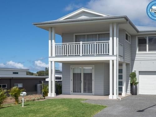 House On The Hill - inspired coastal Hamptons vibe2