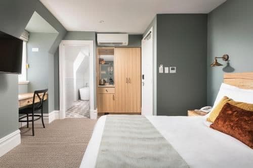 Deluxe Queen Room